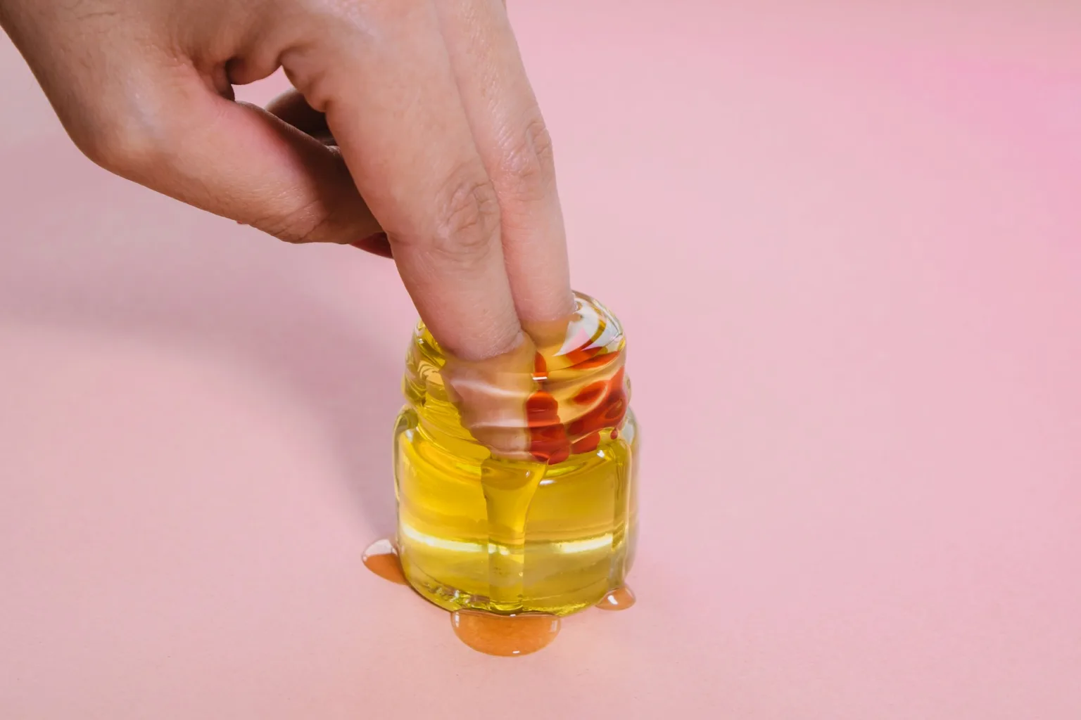 Finger in Glas mit Flüssigkeit